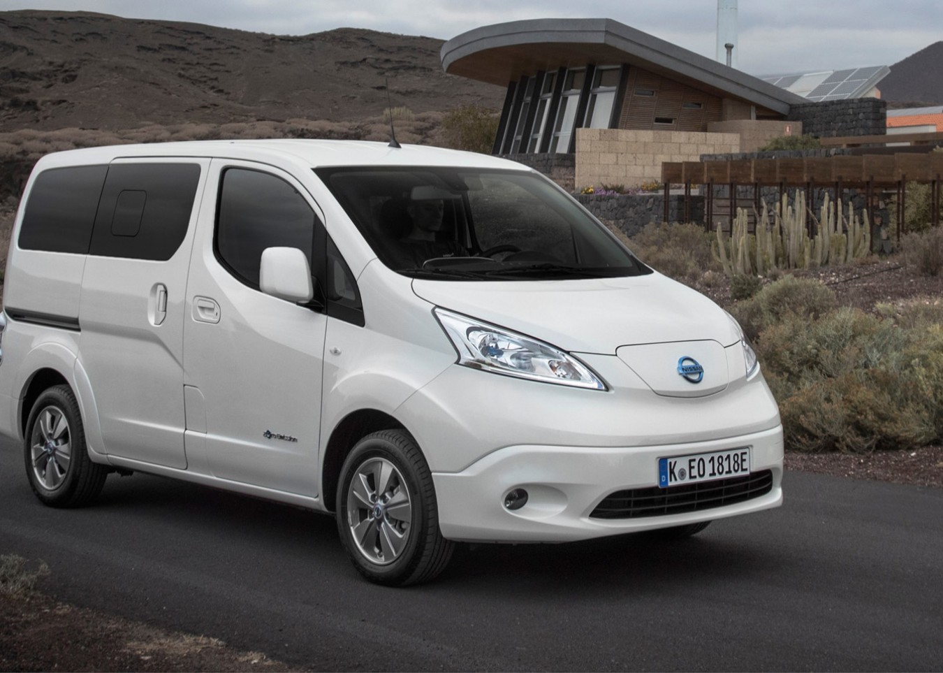 Электромобиль минивэн. Nissan e-nv200 Evalia. Nissan nv200. Nissan nv200 Combi. Ниссан нв 200.